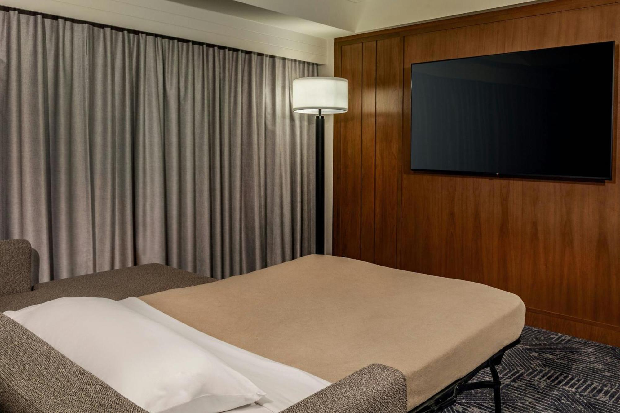 Hotel Renaissance Seaport District 4*